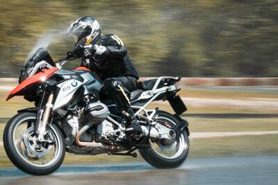 Gomme tassellate a confronto in pista sul bagnato: feeling e tempi sul giro