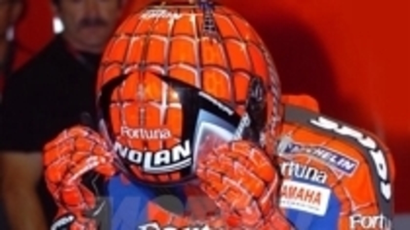 Spidi realizza la tuta e i guanti di Spiderman per Marco Melandri