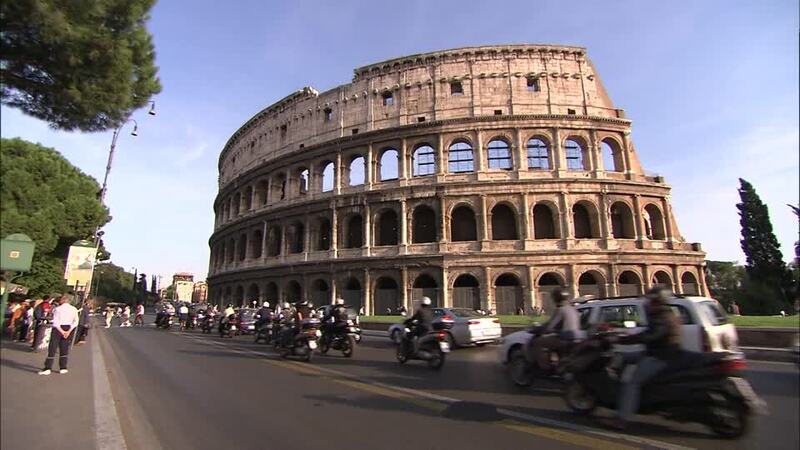 Roma, muore in moto: colpa della strada?