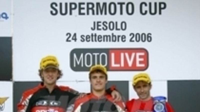 Grande festa a  Jesolo per il debutto del monomarca riservato ai possessori delle Aprilia SXV 4.5 e 