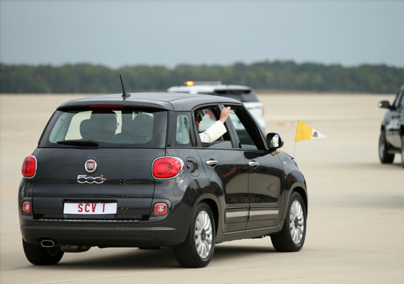 All&#039;asta per beneficienza la Fiat 500L di Papa Francesco