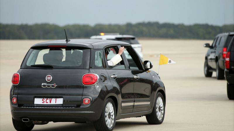 All&#039;asta per beneficienza la Fiat 500L di Papa Francesco