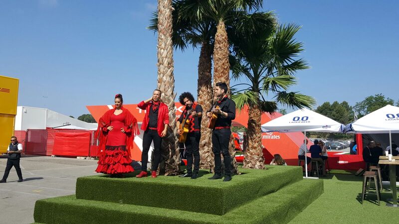 I ballerini di flamenco nel paddock di Montmel&ograve;