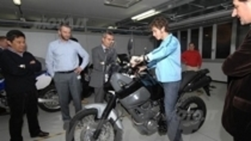 Valentino Rossi visita Yamaha Motor Italy