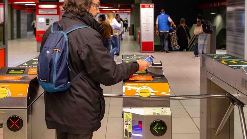 La metro? A Milano si paga al tornello con la carta &ldquo;contactless&rdquo; 