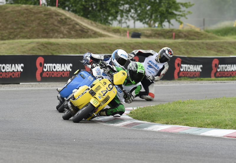 Paolo Birtele (94) ha vinto la Vespa 135 2T grazie alla prima posizione di Gara-1 e alla seconda di Gara-2 precedendo sul podio Matteo Tiraferri (45) grande protagonista di Gara-2