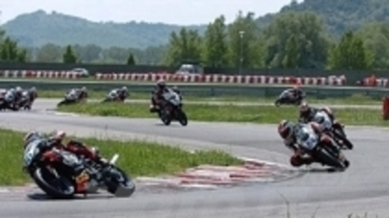 Simone Corsi premia uno scatenato Pontone. Pole, vittoria e giro veloce per lui nella seconda prova 