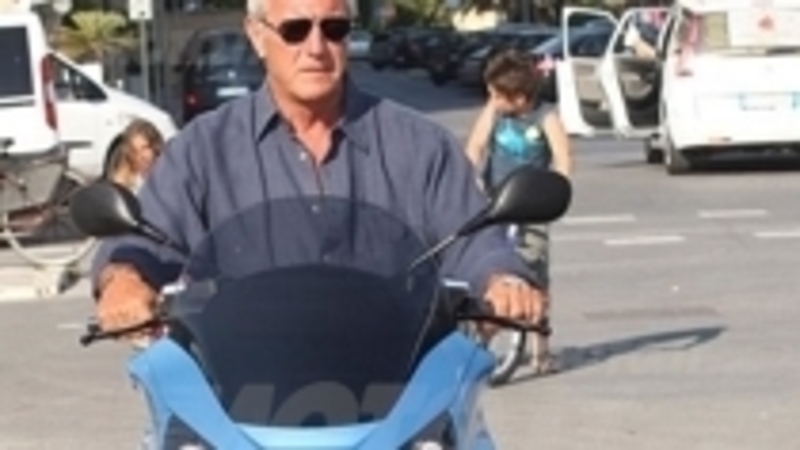 Marcello Lippi si gode l&#039;MP3 250 Piaggio nella sua Viareggio