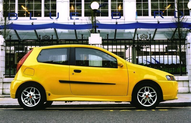 Nel 2000 vede la luce la Punto Abarth. Deriva dalla HGT 1.8 ed ha 136 CV