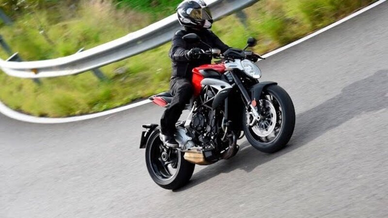 MV Agusta Brutale 800 2016, il video della prima presa di contatto