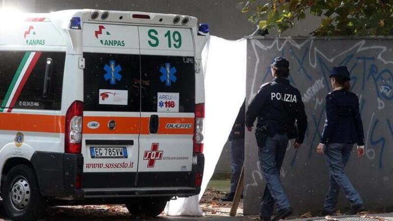 Urta lo specchietto in un sorpasso, picchiato con una mazza da baseball