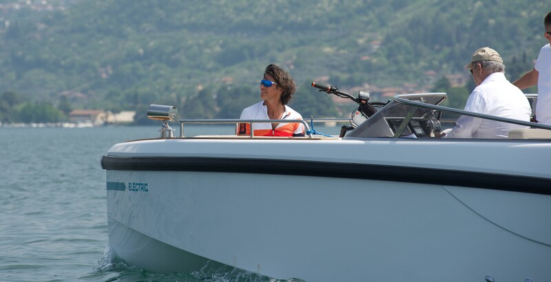 Il passaggio a bordo di &ldquo;Ecoline 900&rdquo; non sembra cos&igrave; scomodo per ciclista e bici. Questo era l&#039;umore a bordo mente, sul lungo lago, in tre si era chiusi in auto per fare lo stesso tragitto, mettendoci pi&ugrave; tempo. Traghetti lacustri di questa stazza sono certamente vincenti