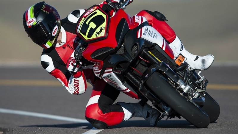 Ducati a caccia del record di Pikes Peak con Dunne e Vahsholtz