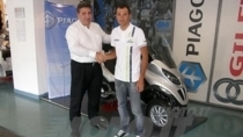 Ivan Basso e il suo nuovo Piaggio MP3 250 i.e.