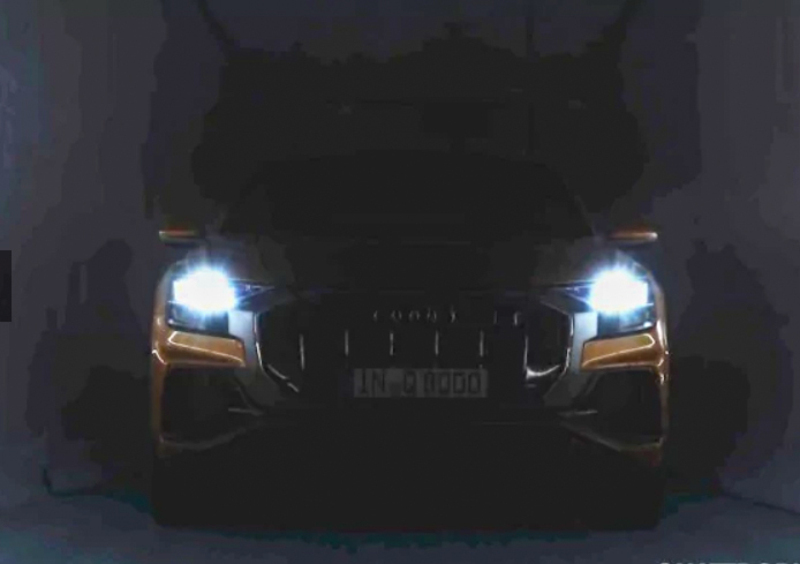 Audi Q8 ecco il frontale in un teaser della casa