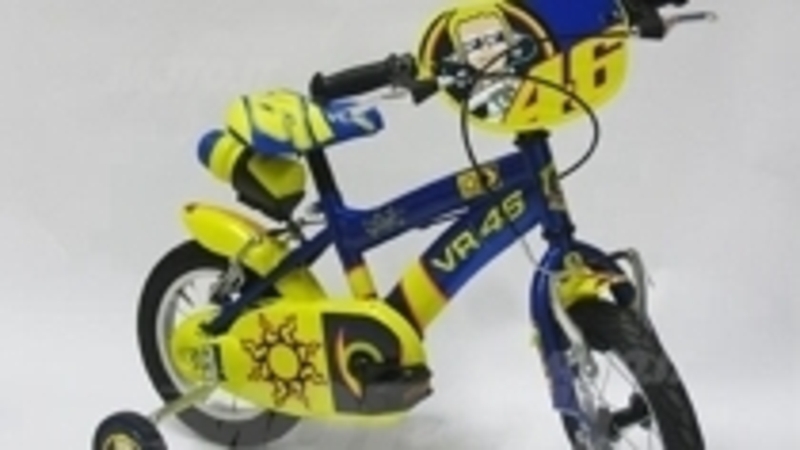 A Valentino Rossi tocca pedalare! Presentate le bici per bambini con i colori del campione