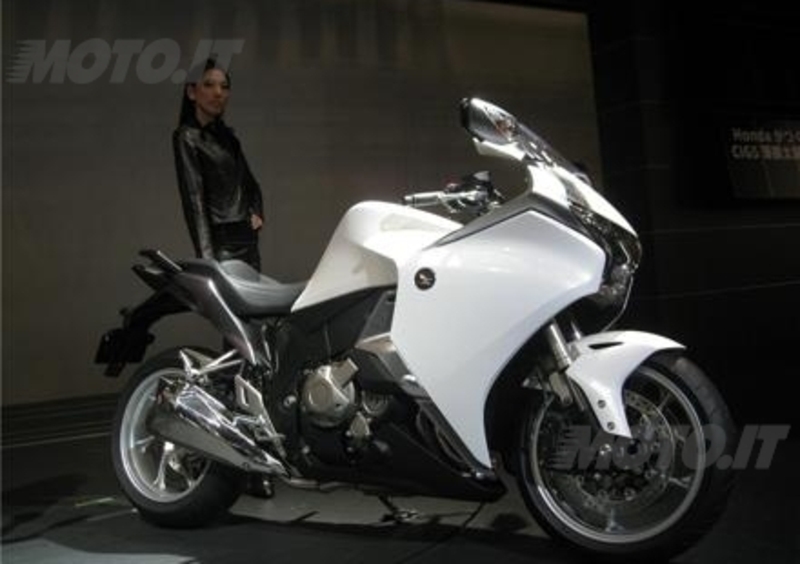 Honda VFR1200F: prime impressioni dinamiche