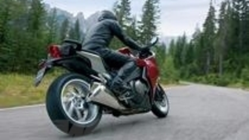 Honda VFR1200F: prime impressioni dinamiche