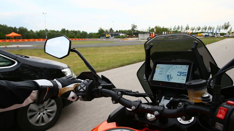 Cruise control adattativo e retrovisori intelligenti da KTM (Video)