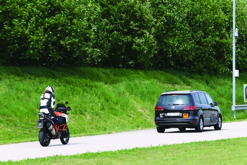 Una immagine del test: il pilota stacca la mano e la gamba destre da manubrio e pedana per mostrare che non interviene sull&#039;acceleratore e sui freni