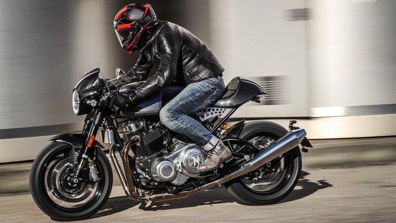 Norton Dominator Black. Caf&eacute; racer d&#039;altri tempi