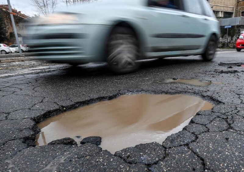 Roma: l&rsquo;asfalto sigillante &egrave; gi&agrave; in pezzi, sono tornate le buche