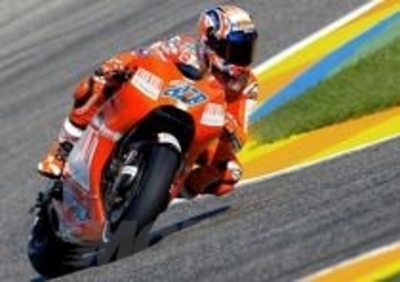 Pole imperiale per Stoner a Valencia