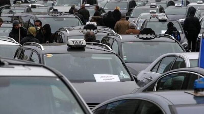 Milano, uova e aggressioni contro Uber. Si cerca un taxi