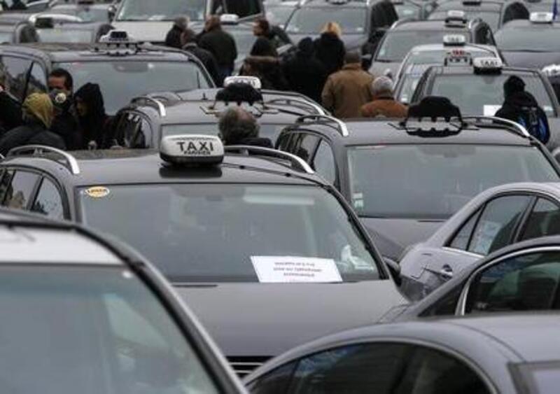 Milano, uova e aggressioni contro Uber. Si cerca un taxi