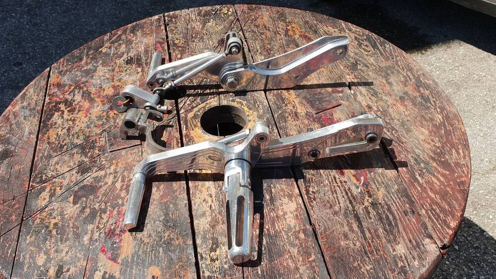 Pedane avanzate Rizoma per Honda Shadow 750 (3)