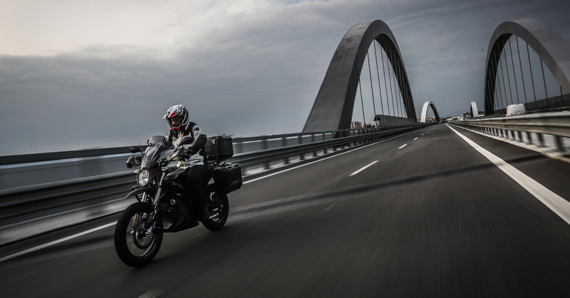 Zero Motorcycles DSR Black Forest. Globetrotter ecologica. Silenziosa e divertente