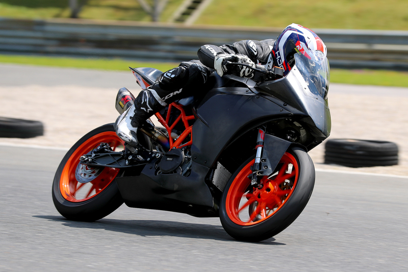 La RC 390R con kit SSP diventa decisamente pi&ugrave; rigida e precisa