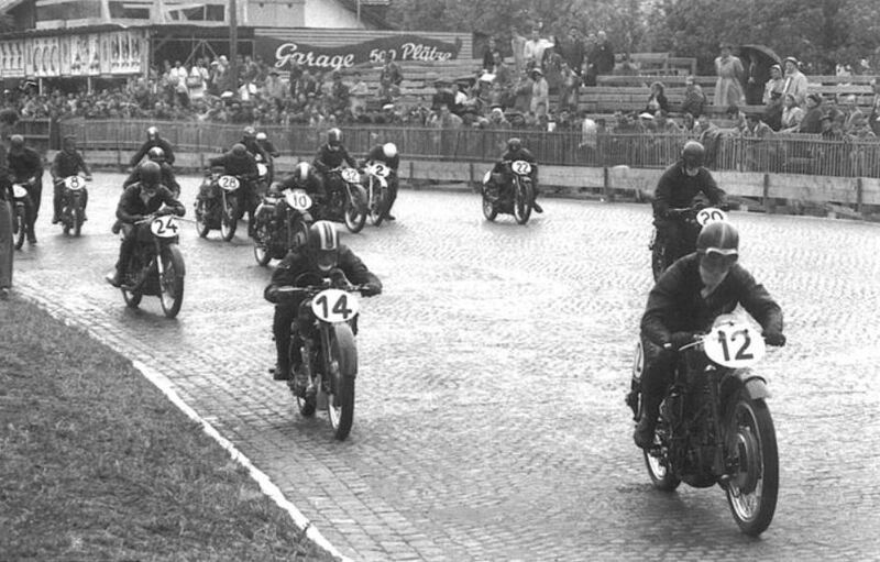 Partenza delle 250 sul pav&eacute; bagnato nel&#039;51 con Ruffo (Guzzi 12), Ambrosini (Benelli14), Grieco (Parilla24)