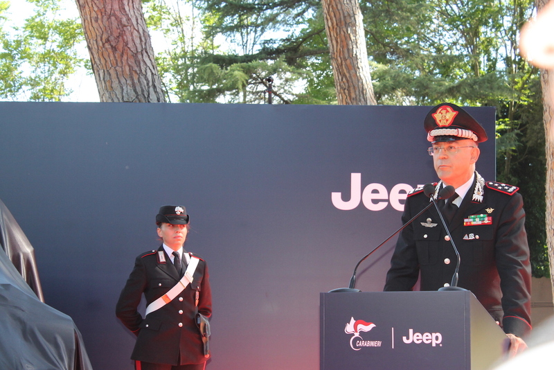 Marchionne consegna ai Carabinieri una Jeep Wrangler in livrea