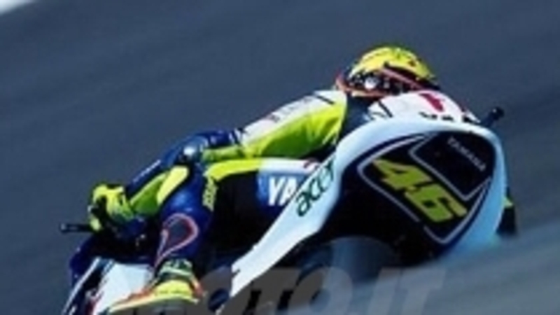 Rossi parte bene. E alza il muro