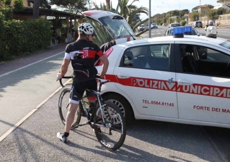 Forte dei Marmi: passano col rosso, ciclisti multati