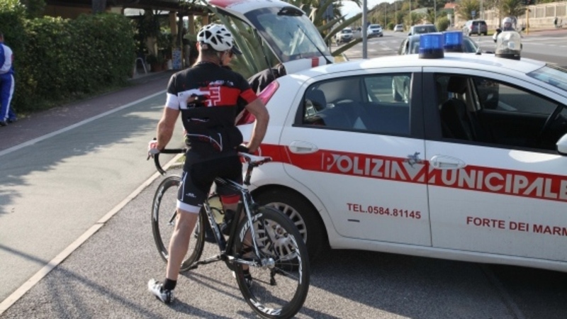 Forte dei Marmi: passano col rosso, ciclisti multati