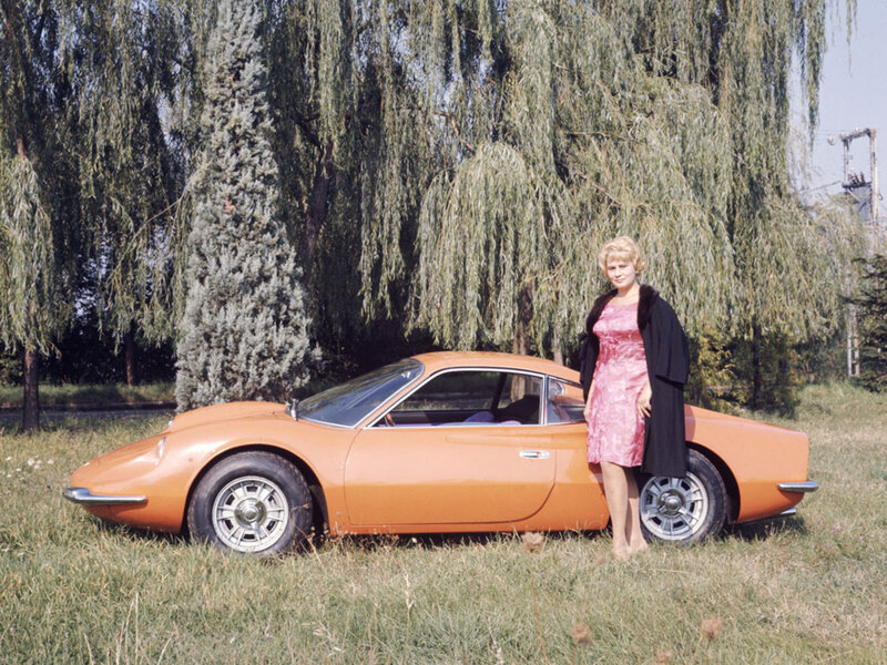 Una modella posa con la Dino 206 GT, la prima Dino stradale