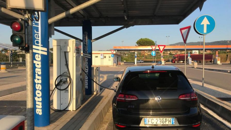 Ecco la prima colonnina per la ricarica dell&#039;auto elettrica in autostrada 