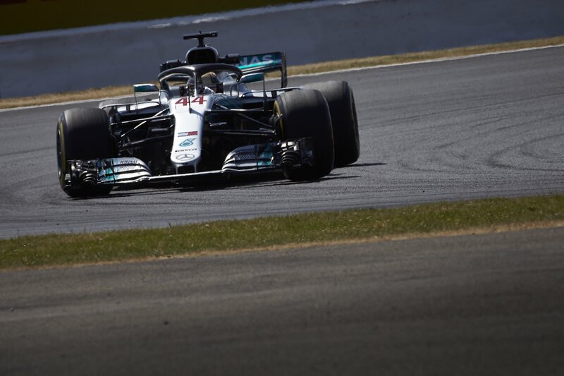 Lewis Hamilton, secondo, lancia frecciate alla concorrenza