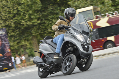 Piaggio MP3 350 e 500 2018: Test sulle strade di Parigi