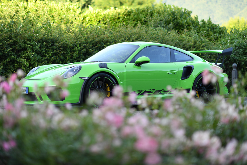 La 911 GT3 RS non stona anche in mezzo a un giardino, oltre che in pista