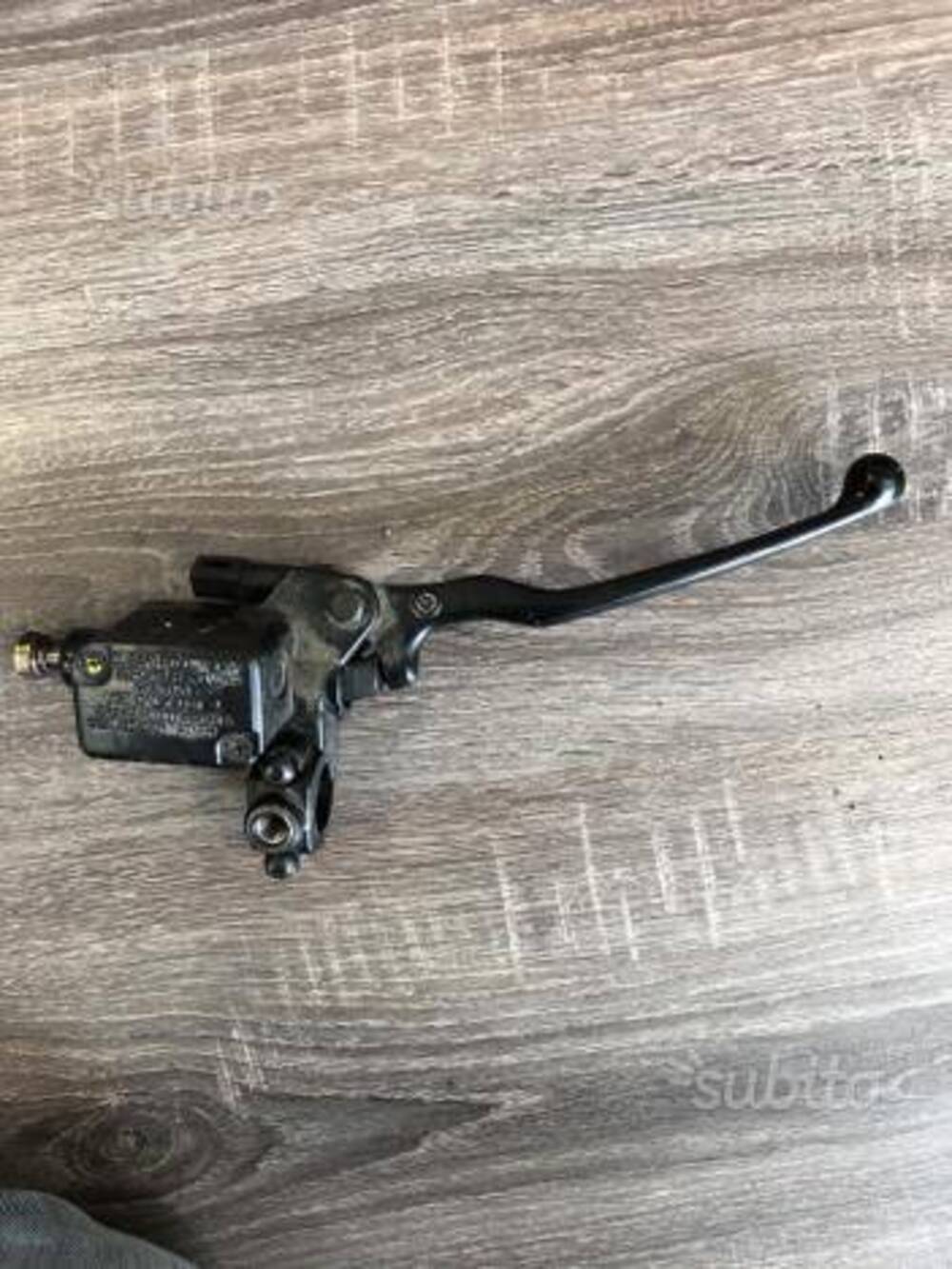 Pompa freno anteriore e posteriore Beverly 400 Piaggio (3)