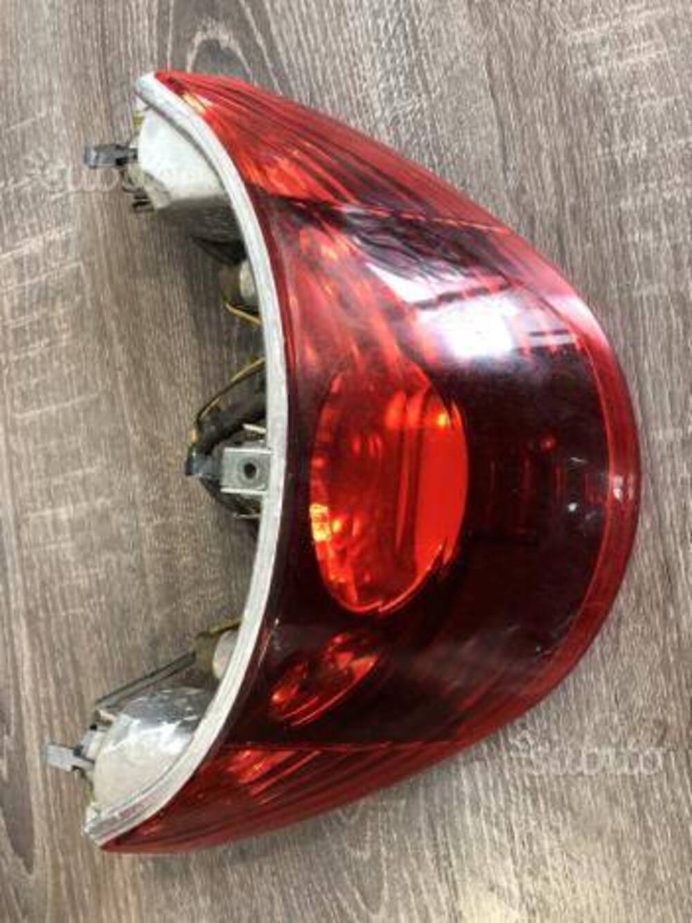 Faro posteriore Beverly 125/250/400 Piaggio (2)