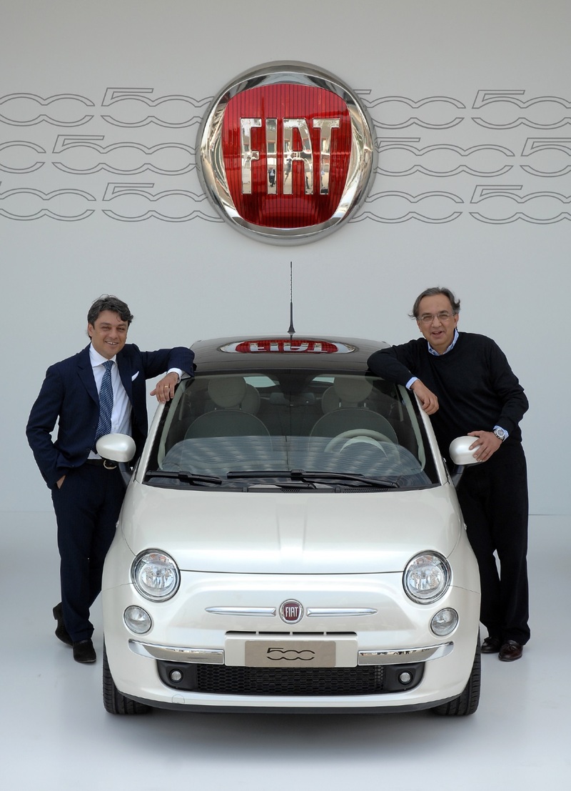 2007: Marchionne insieme a Luca De Meo presenta la 500. sar&agrave; il successo pi&ugrave; grande della sua gestione