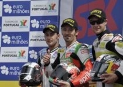 Biaggi vince gara 1 con l'Aprilia