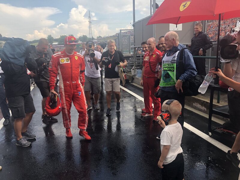 Raikkonen saluta il suo piccolo, dopo le qualifiche