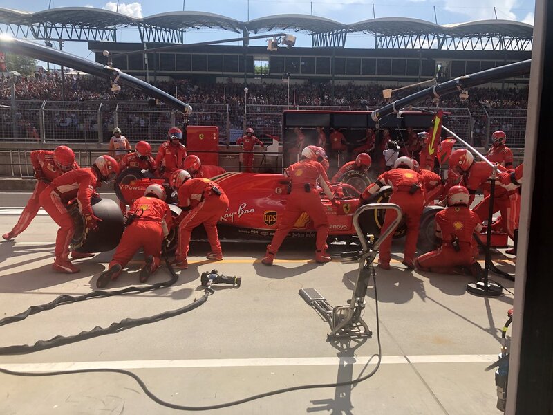 Il pit di Raikkoen visto dai box Ferrari