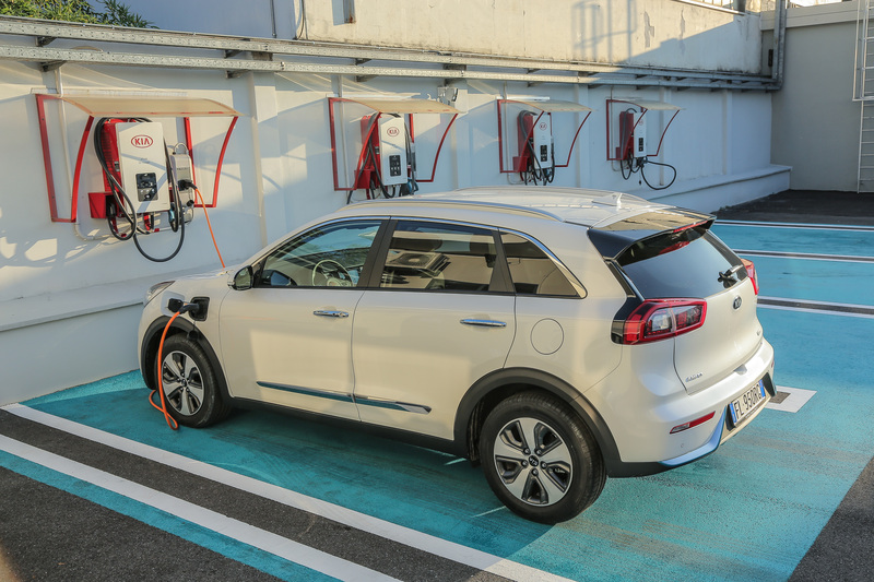 Kia Niro PHEV in fase di ricarica: con la colonnina rapida bastano poco pi&ugrave; di due ore