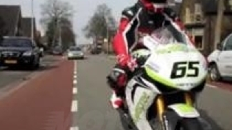 Su strada con la Honda Fireblade del team Ten Kate